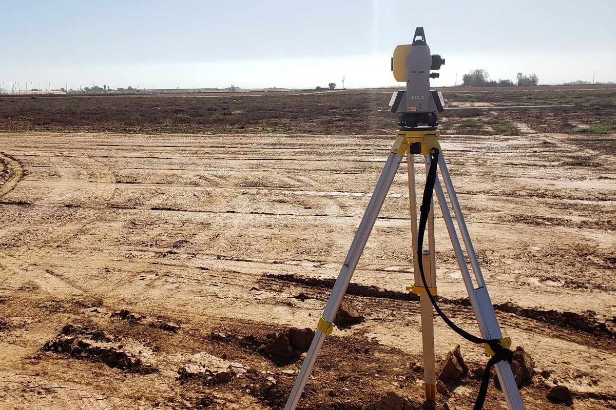 Topógrafo de ACACIA operando estación total en terreno del valle de San Quintín