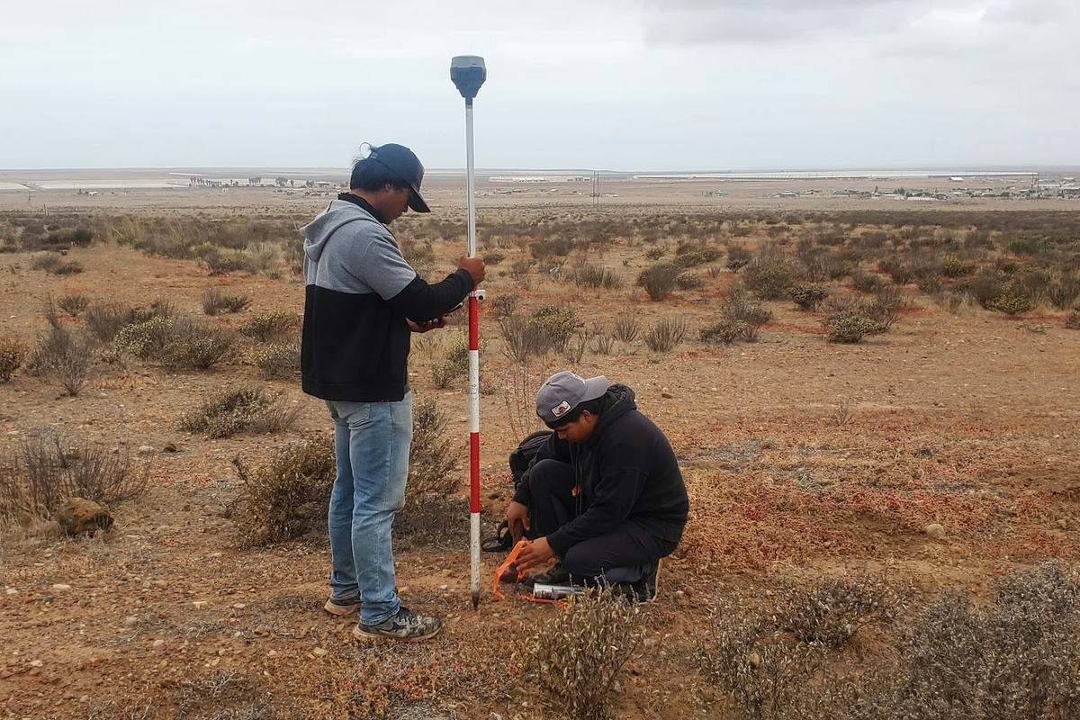 Levantamiento con bastón GNSS y apoyo de ayudante en terreno costero