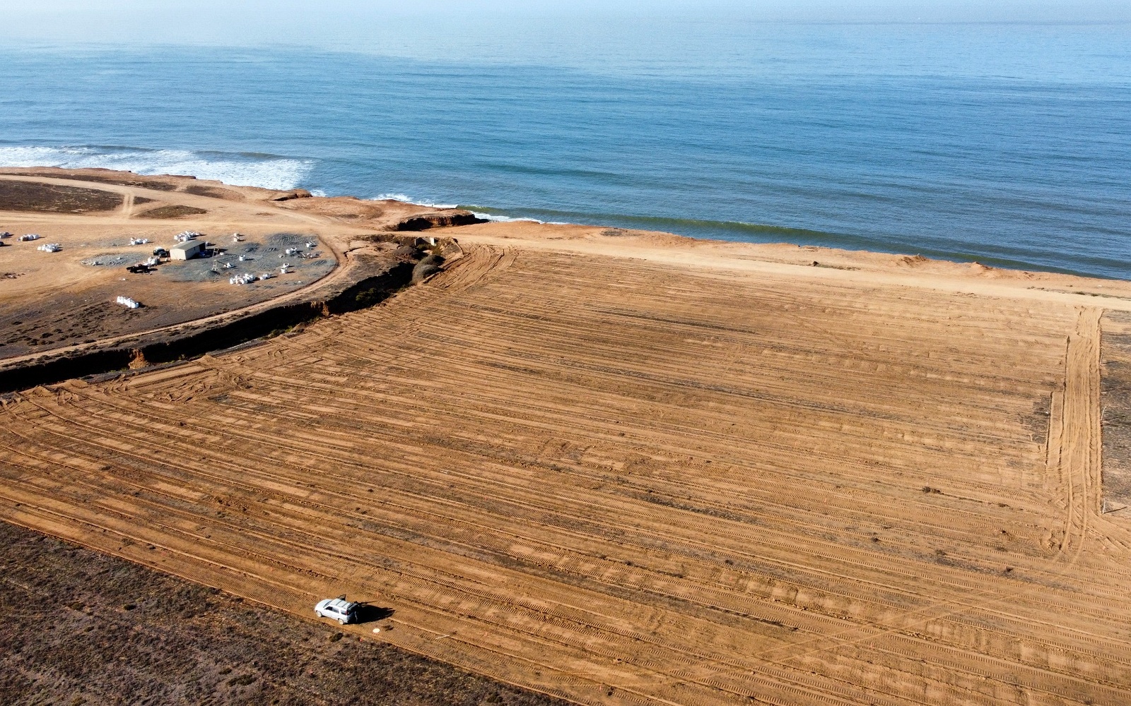 Acceso y trazo definido del desarrollo junto a la costa